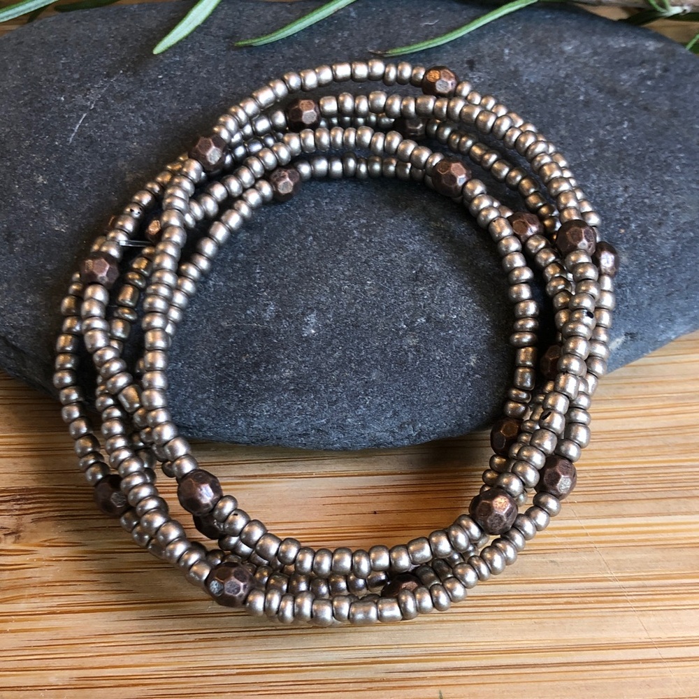 Chic Multi-Layered Beaded Bracelet in Gold and Bronze